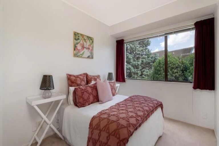 Photo of property in 2/77 Aberfeldy Avenue, Highland Park, Auckland, 2010