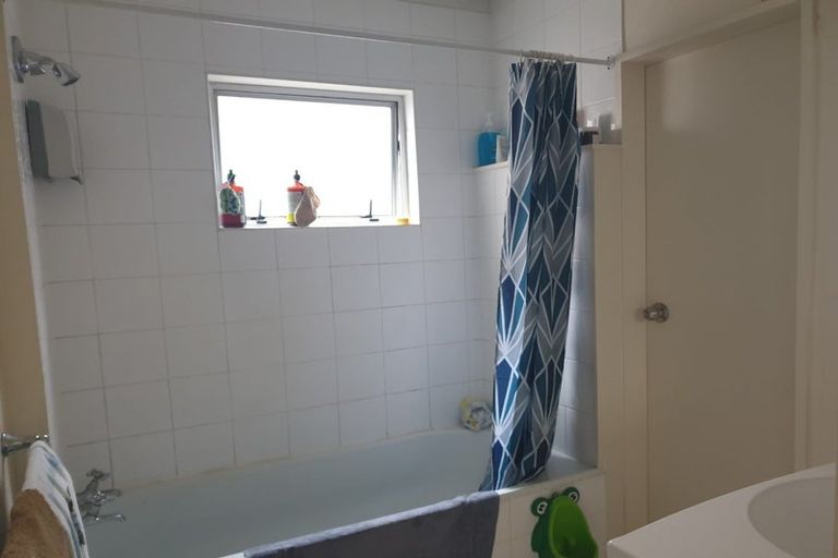 Photo of property in 2/126 Redwood Avenue, Tawa, Wellington, 5028