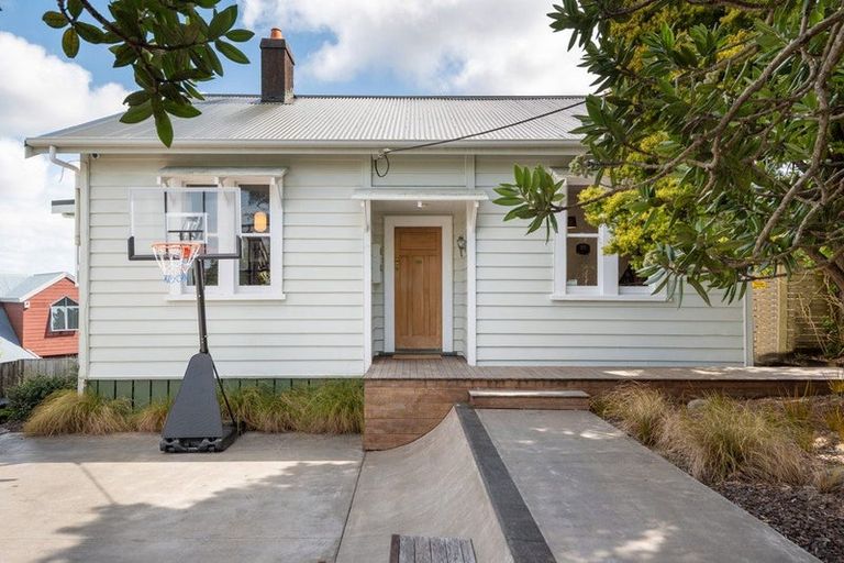 Photo of property in 17 Rangatira Road, Birkdale, Auckland, 0626