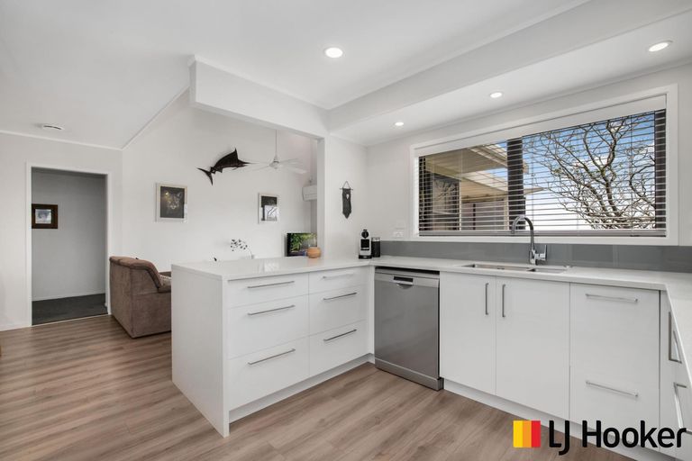 Photo of property in 21 St Annes Crescent, Wattle Downs, Auckland, 2103