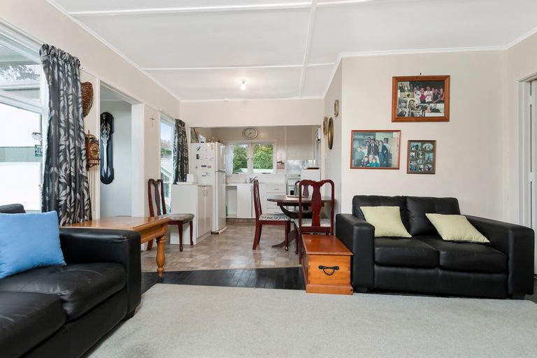 Photo of property in 44 Atkinson Road, Titirangi, Auckland, 0604