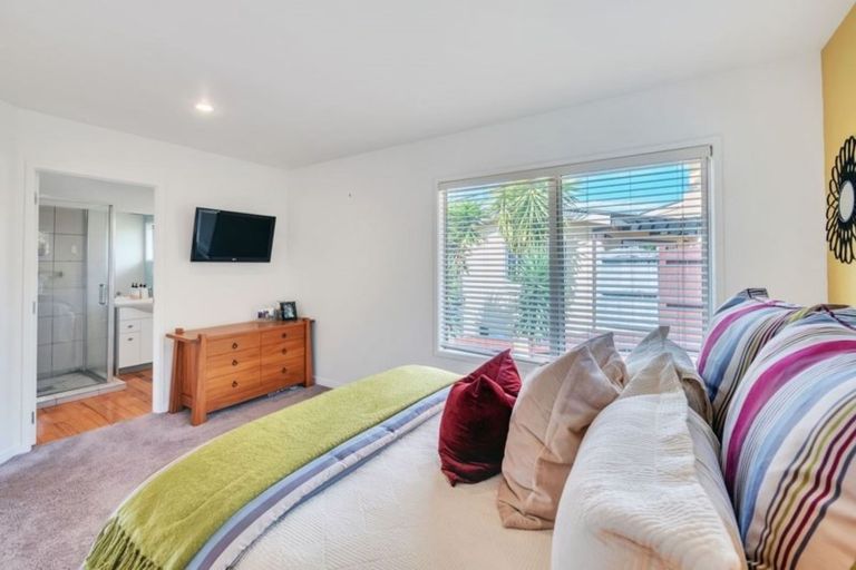 Photo of property in 7 Rossmore Terrace, Murrays Bay, Auckland, 0630