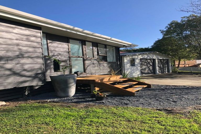 Photo of property in 11 Lorena Place, West Harbour, Auckland, 0618