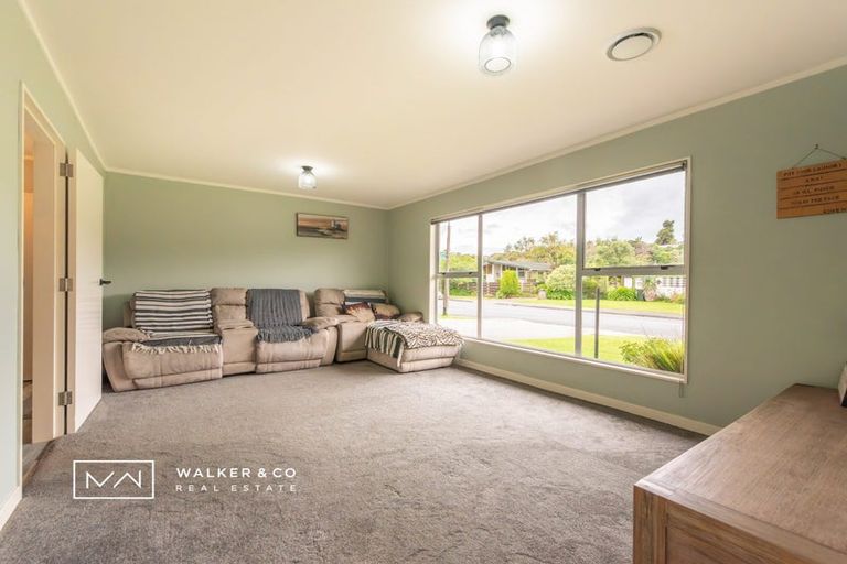 Photo of property in 1 Roband Crescent, Brown Owl, Upper Hutt, 5018