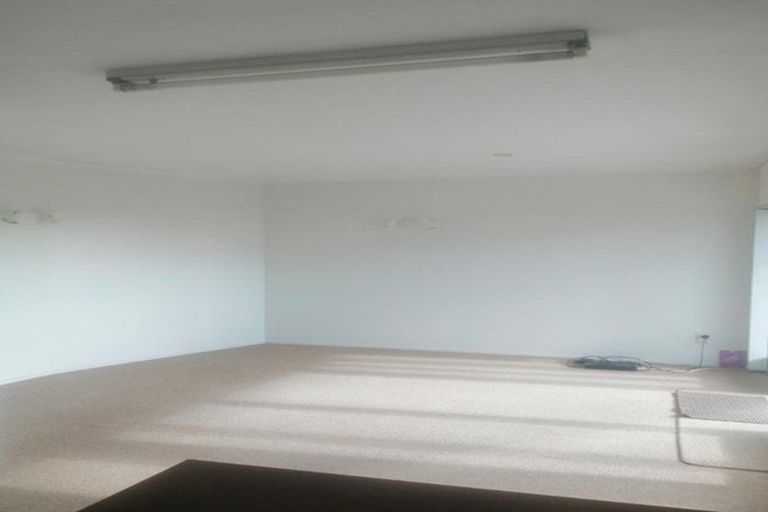 Photo of property in 1/613 Glenfield Road, Totara Vale, Auckland, 0629