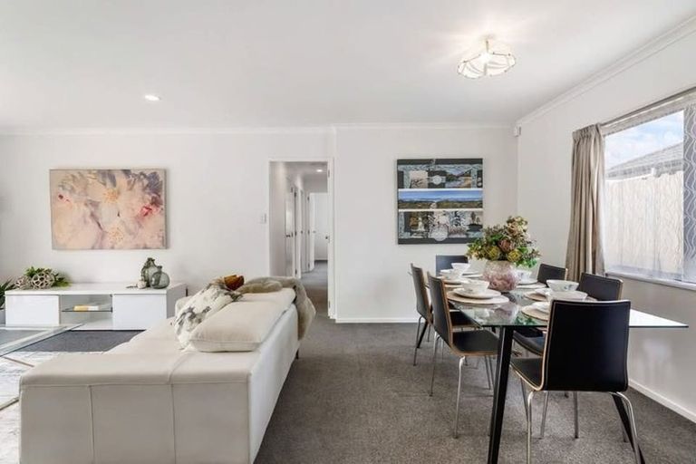 Photo of property in 16 Carisbrook Crescent, Papakura, 2110