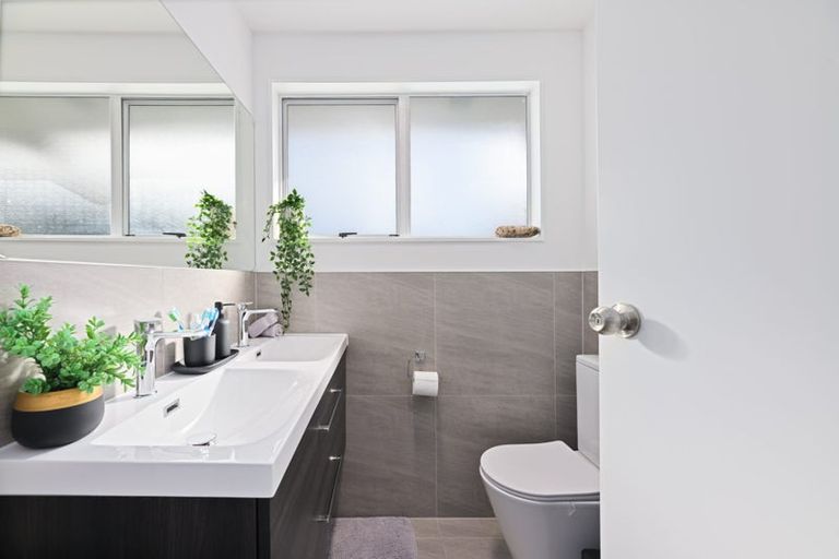 Photo of property in 3 St Margaret Place, West Harbour, Auckland, 0618