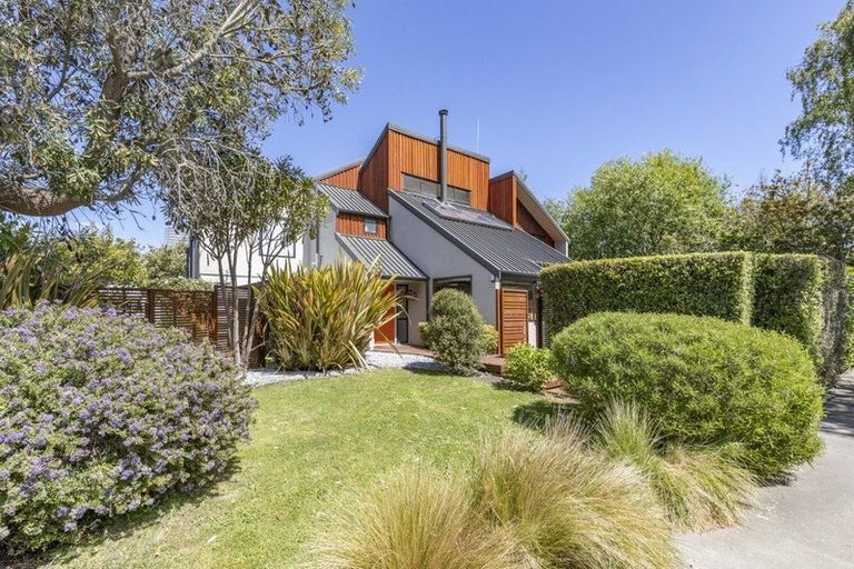 Photo of property in 2 Holmcroft Court, Cracroft, Christchurch, 8022