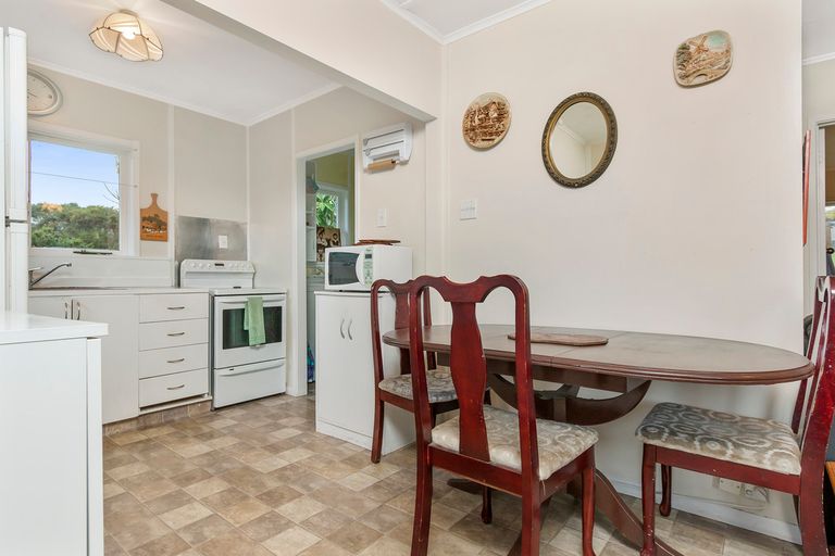 Photo of property in 44 Atkinson Road, Titirangi, Auckland, 0604