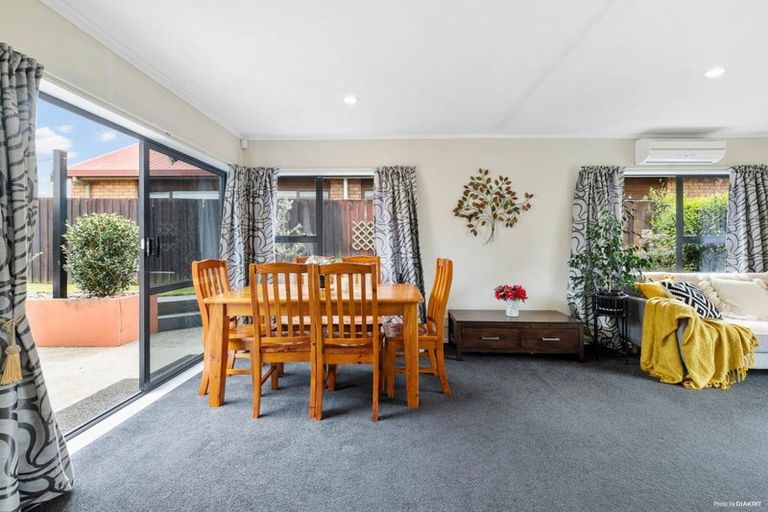 Photo of property in 15 Gardone Terrace, Conifer Grove, Takanini, 2112