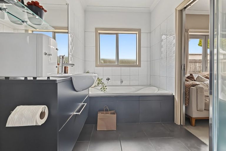 Photo of property in 38 Aikmans Road, Merivale, Christchurch, 8014