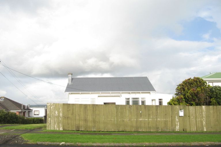 Photo of property in 47 Mellons Bay Road, Mellons Bay, Auckland, 2014