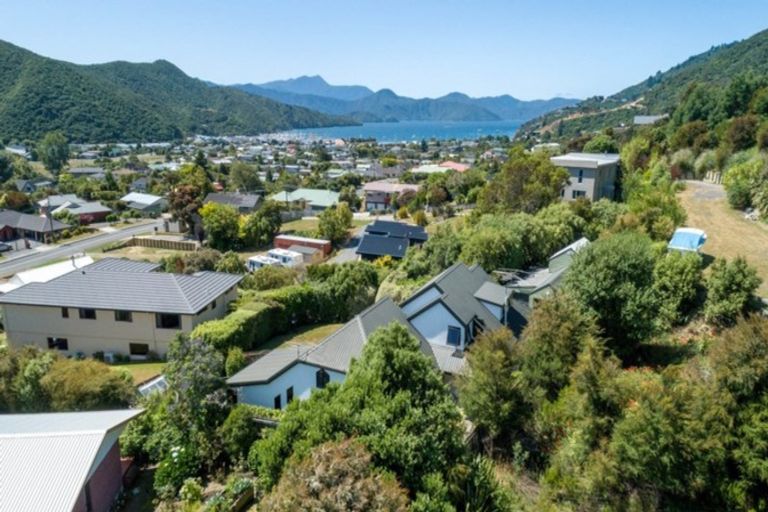 Photo of property in 18 Moana View Road, Waikawa, Picton, 7220