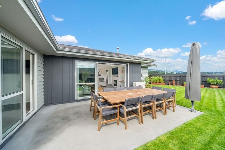 Photo of property in 77 Sunstone Crescent, Timberlea, Upper Hutt, 5018