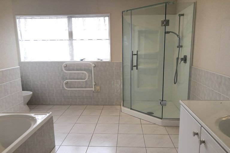 Photo of property in 1 Arrathorne Place, Northpark, Auckland, 2013