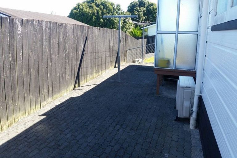 Photo of property in 41 Hobsonville Road, West Harbour, Auckland, 0618