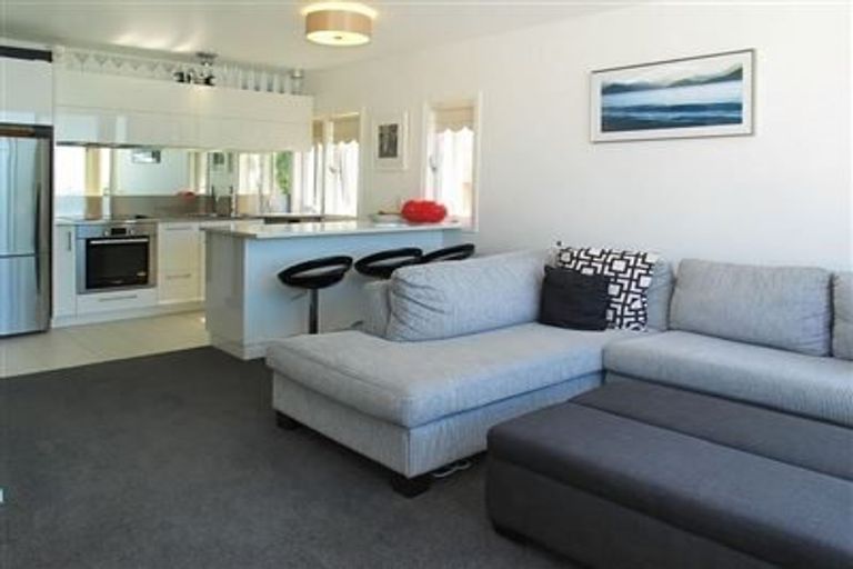 Photo of property in 3/2 Oriental Terrace, Mount Victoria, Wellington, 6011