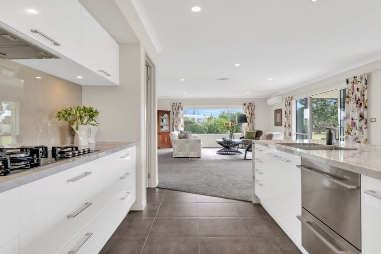 Photo of property in 9 Portofino Point, Karaka, Papakura, 2113