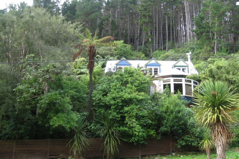 Photo of property in 147 Pinehaven Road, Pinehaven, Upper Hutt, 5019