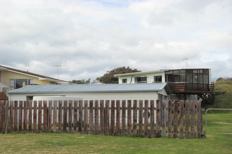 Photo of property in 16 Manga-pirau Street, Waikawa Beach, Manakau, 5573