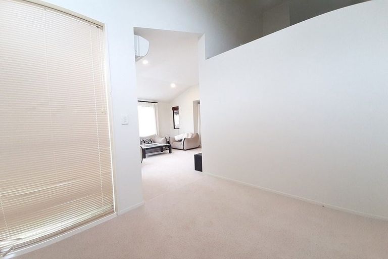 Photo of property in 17 Crimson Park, Oteha, Auckland, 0632