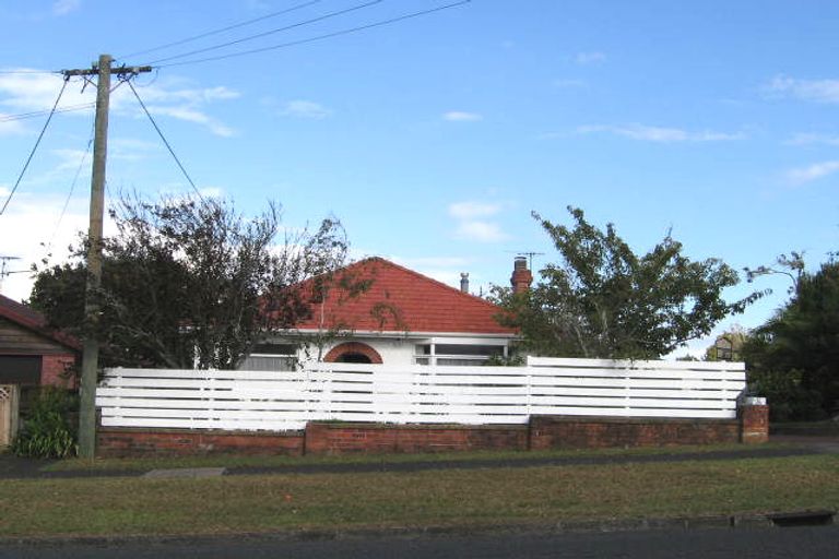 Photo of property in 1/12 Golf Road, New Lynn, Auckland, 0600