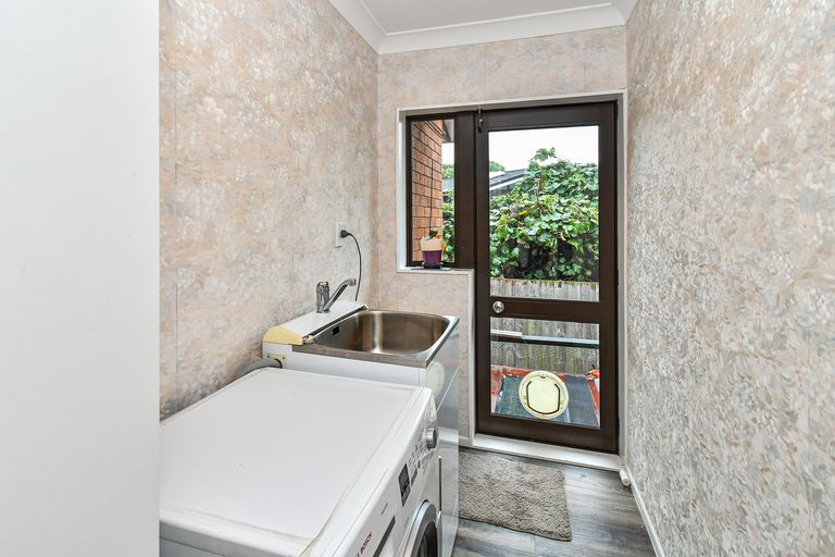 Photo of property in 2/27 Queen Street, Papakura, 2110