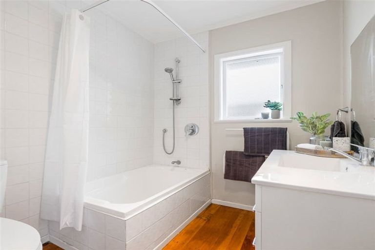 Photo of property in 11 Lynden Avenue, Hillcrest, Auckland, 0627