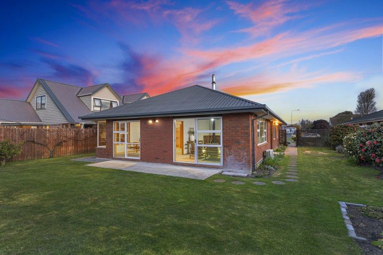 Photo of property in 5 Aberfoyle Place, Parklands, Christchurch, 8083