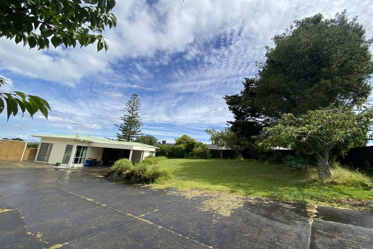 Photo of property in 40 Waimumu Road, Massey, Auckland, 0614
