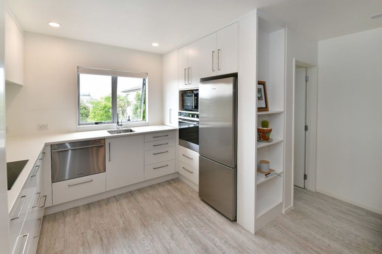 Photo of property in 3/22 Northcross Drive, Oteha, Auckland, 0632