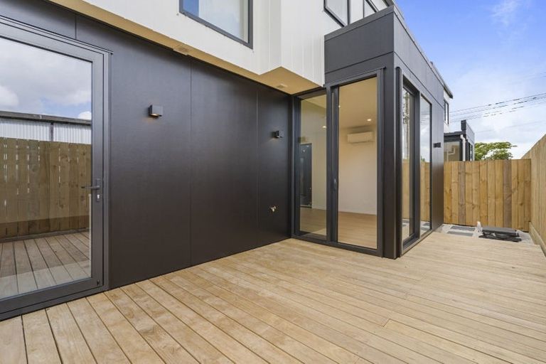 Photo of property in 4 Roberts Road, Matakatia, Whangaparaoa, 0930