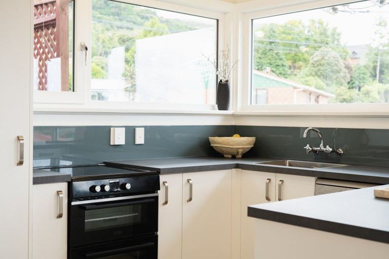 Photo of property in 9 Honeystone Street, Helensburgh, Dunedin, 9010