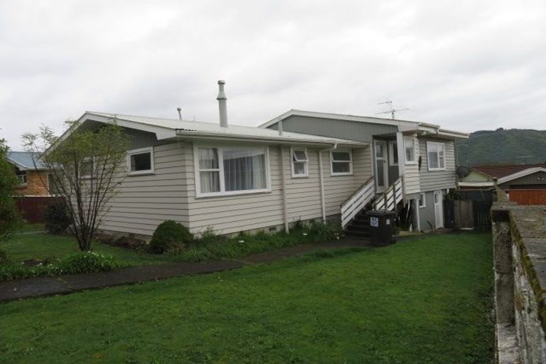 Photo of property in 35 Hillside Drive, Maoribank, Upper Hutt, 5018