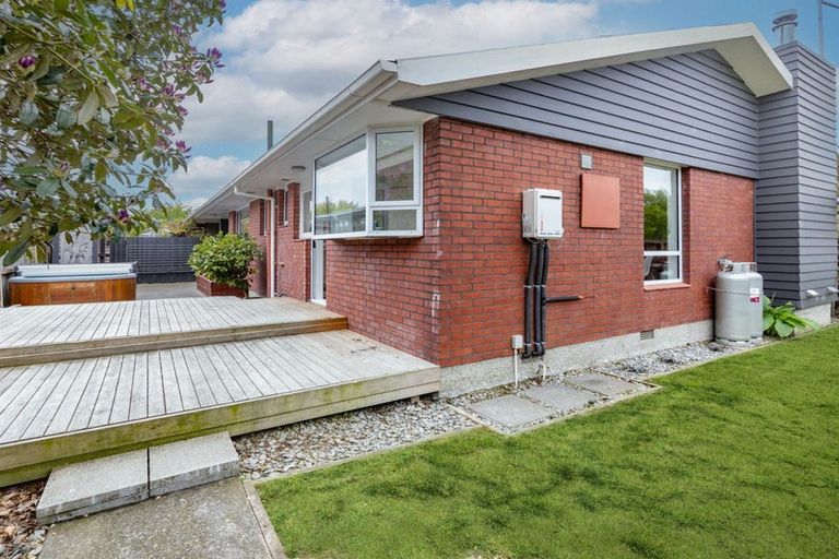 Photo of property in 328 Memorial Avenue, Burnside, Christchurch, 8053