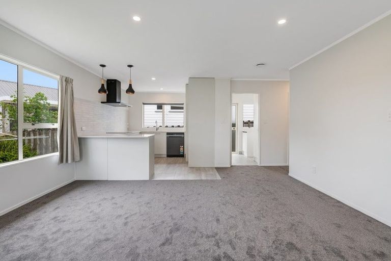Photo of property in 2/2 Rook Place, Unsworth Heights, Auckland, 0632
