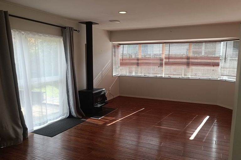Photo of property in 3/166 Bradbury Road, Botany Downs, Auckland, 2010