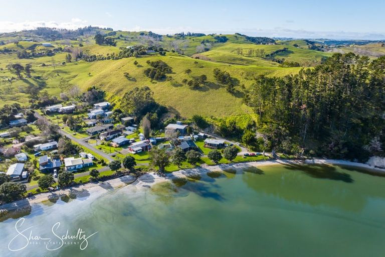 Photo of property in 6 The Strand, Whakapirau, Maungaturoto, 0583