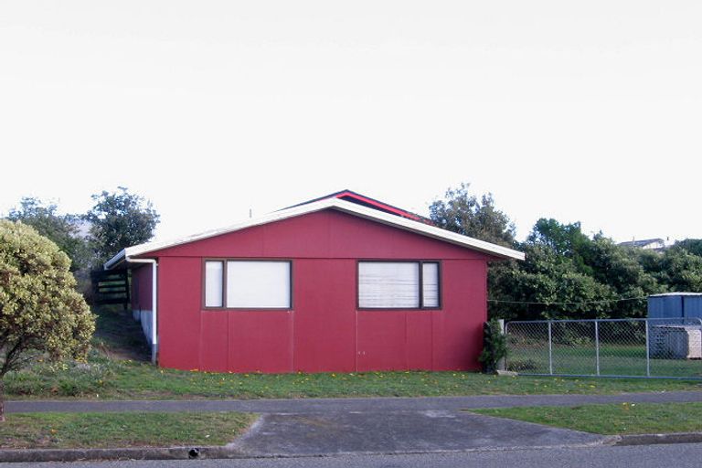 Photo of property in 2 Hastings Street, Waikanae Beach, Waikanae, 5036