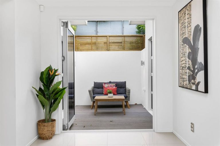 Photo of property in 4 Law Lane, Mount Pleasant, Christchurch, 8081