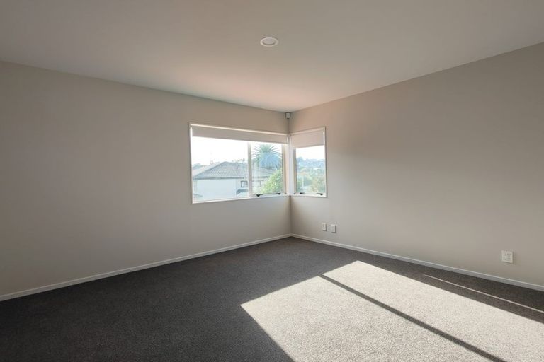 Photo of property in 27 Calypso Way, Unsworth Heights, Auckland, 0632