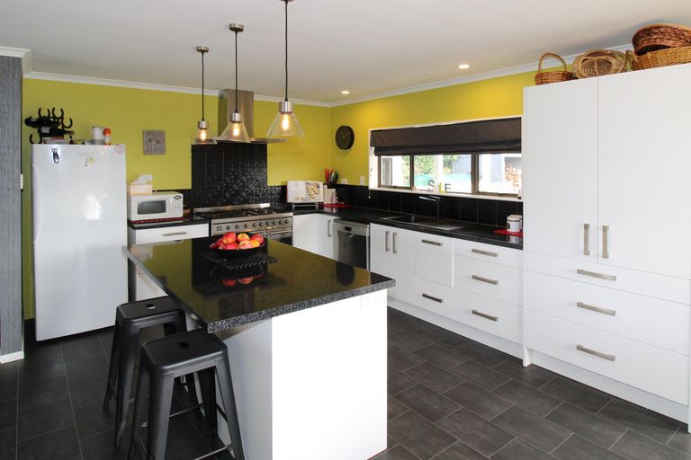 Photo of property in 5 Chisholm Place, Carterton, 5713