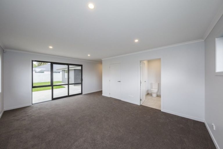 Photo of property in 5 Grand Oaks Drive, Awapuni, Palmerston North, 4412