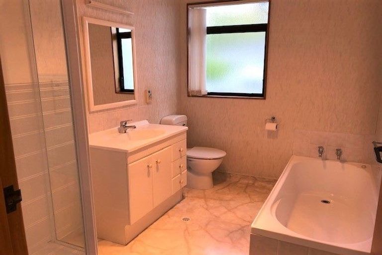 Photo of property in 18 Atarau Grove, Paraparaumu, 5032