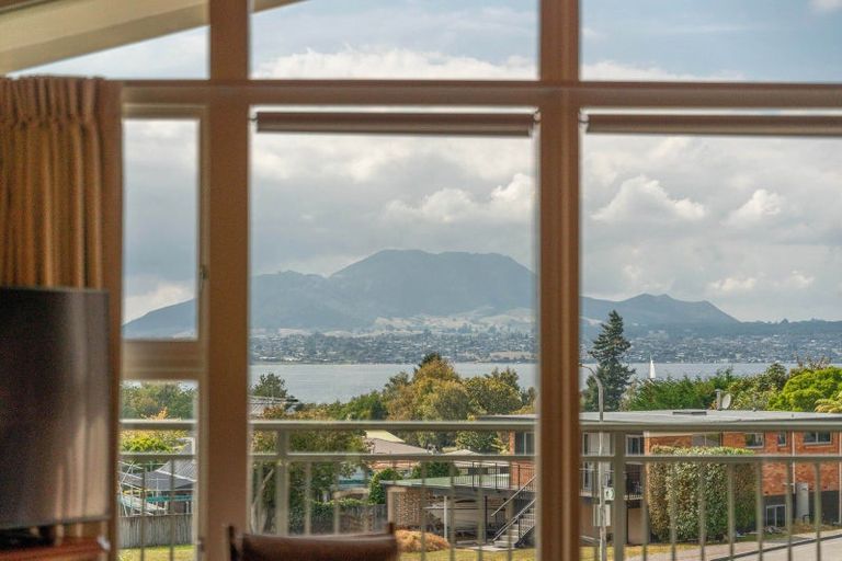 Photo of property in 8 Earle Place, Acacia Bay, Taupo, 3330