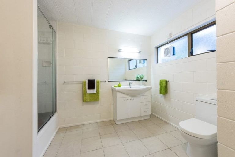 Photo of property in 53 Island Bay Road, Beach Haven, Auckland, 0626