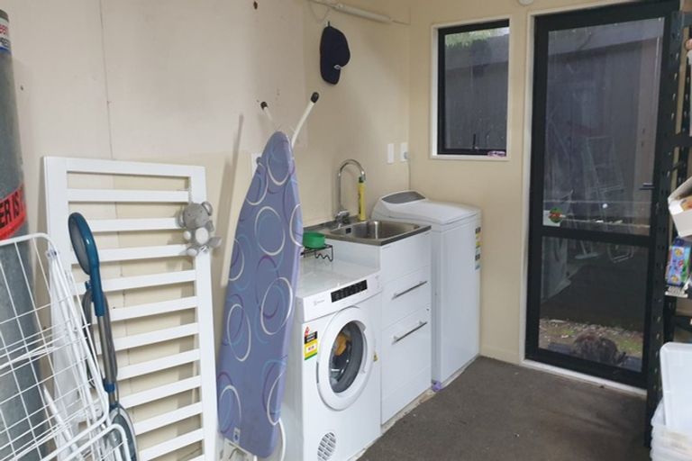 Photo of property in 1/32a Bronzewing Terrace, Unsworth Heights, Auckland, 0632