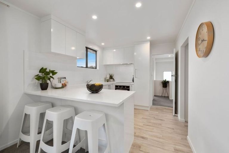 Photo of property in 15 Woodhouse Place, West Harbour, Auckland, 0618