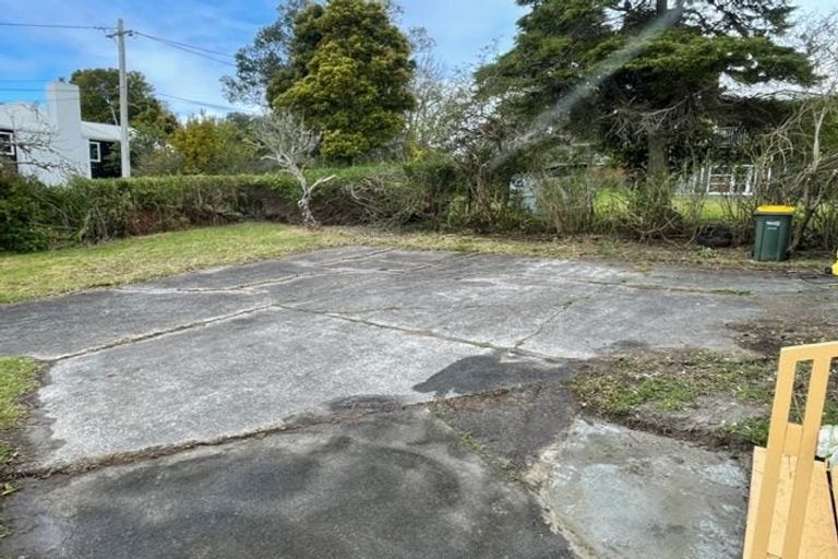 Photo of property in 1/22 Cliff View Drive, Green Bay, Auckland, 0604