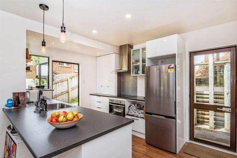 Photo of property in 2/16 Mistletoe Place, Browns Bay, Auckland, 0630